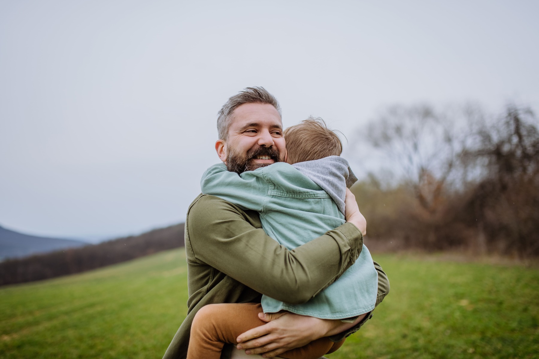 Padre y su hijo pequeño en un paseo por la naturaleza