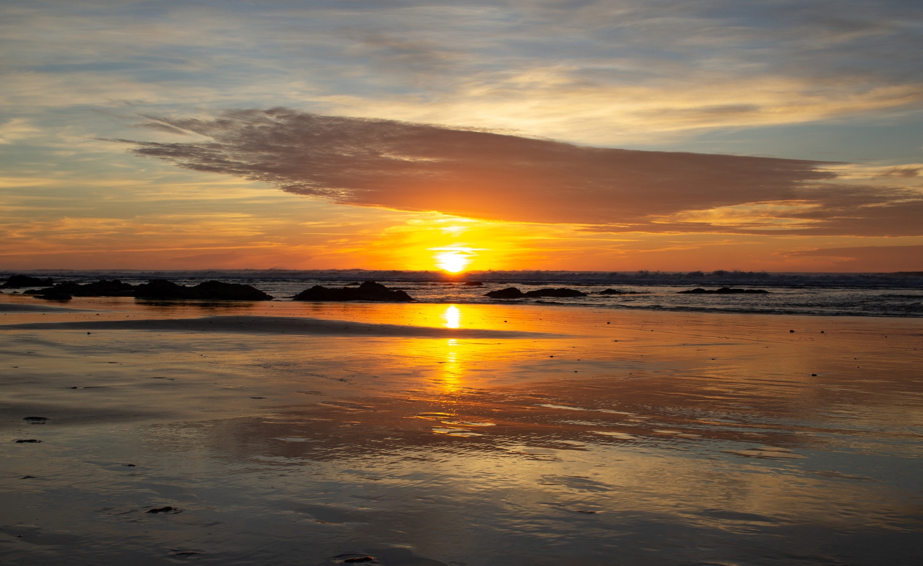 Hora dorada atardecer en la playa